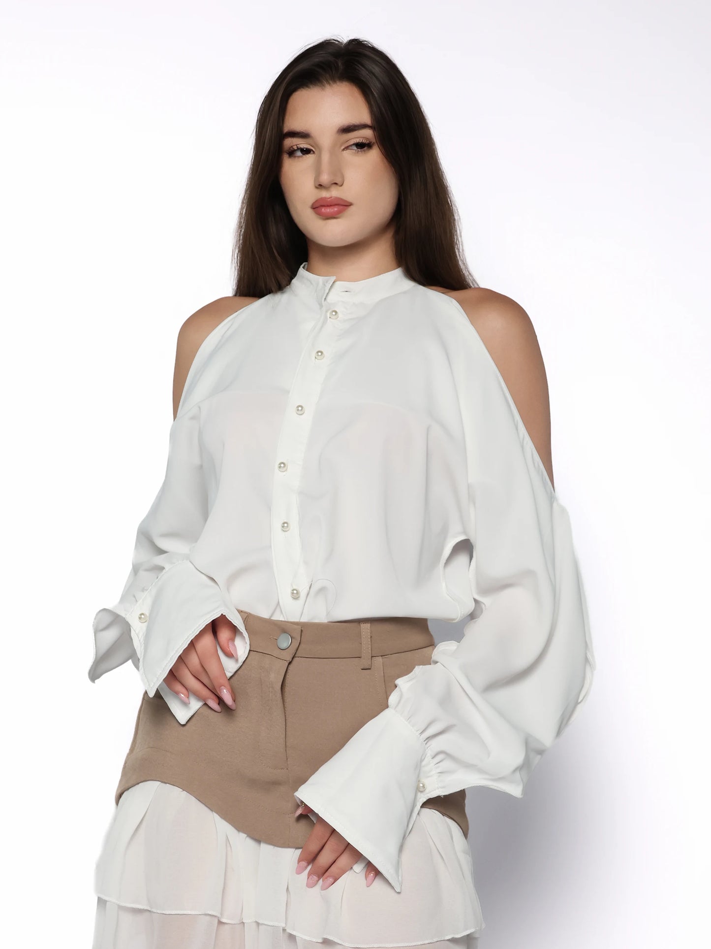 Bluza cu maneci despicate, Dolores