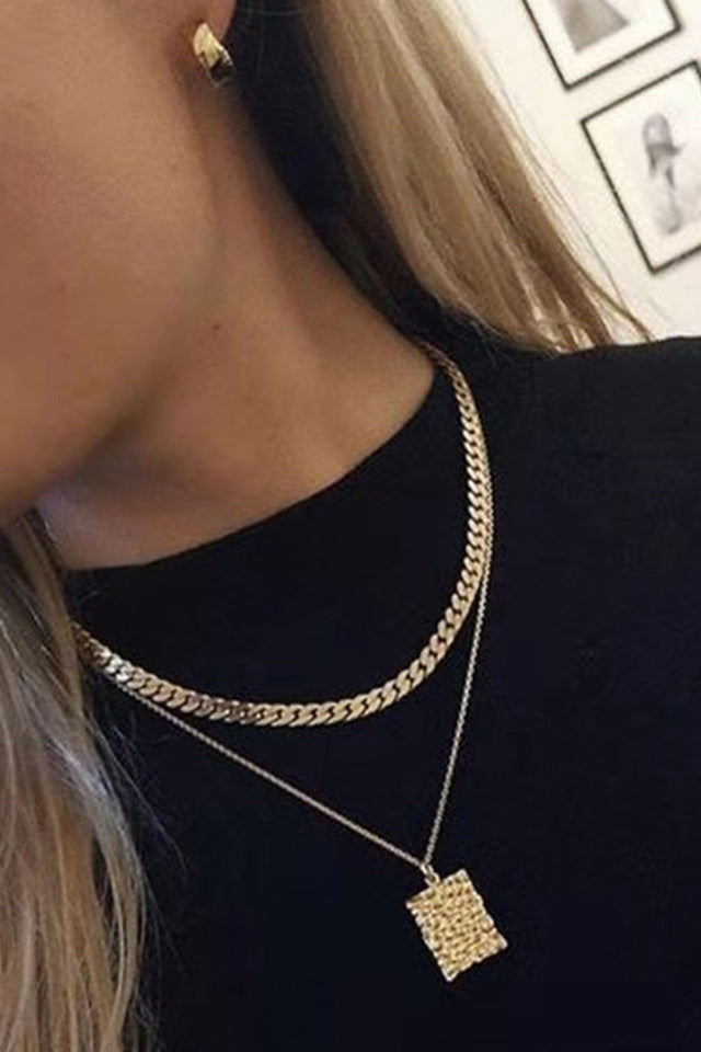 lantisor la baza gatului, lantisor elegant, lantisor auriu cu perle