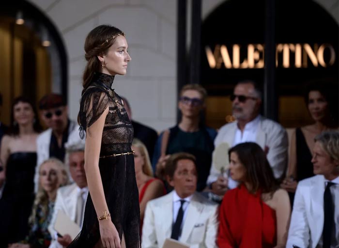 Compania-mama a lui VALENTINO si BALMAIN, doneaza 1mil Euro pentru lupta cu Covid-19