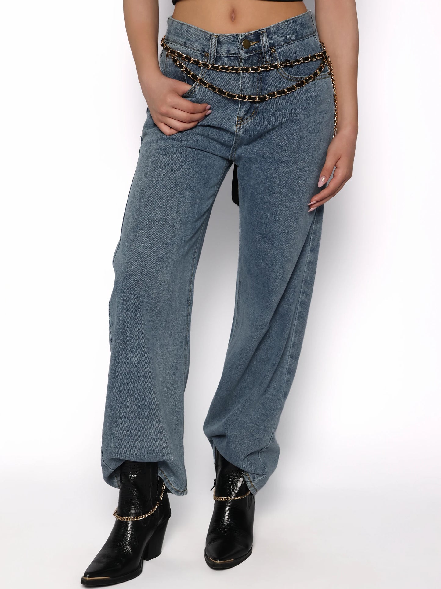 Blugi cu rupturi la spate, Sabina