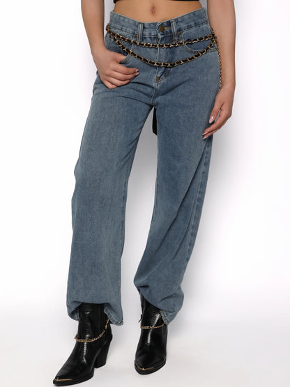 Blugi cu rupturi la spate, Sabina