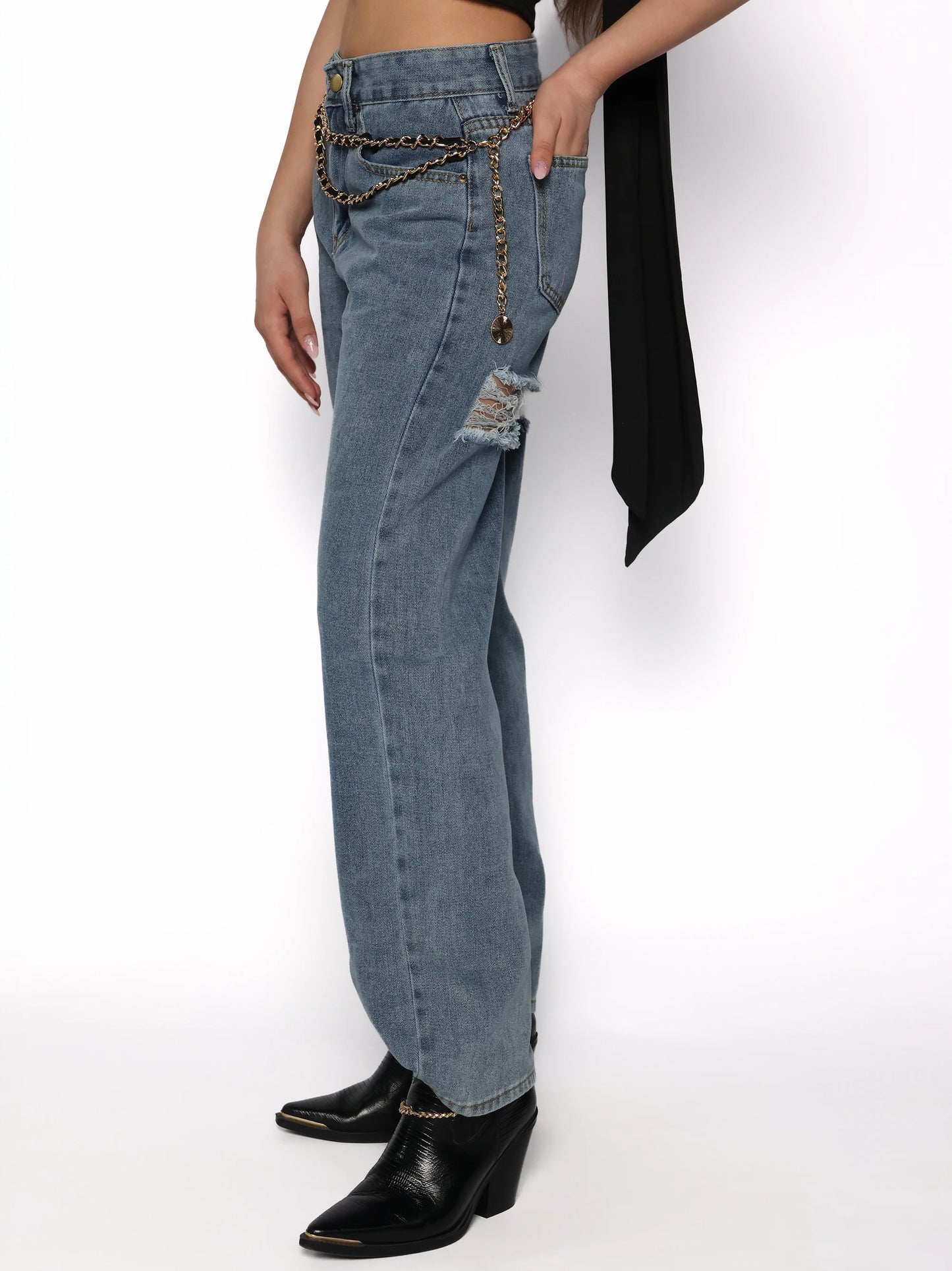 Blugi cu rupturi la spate, Sabina