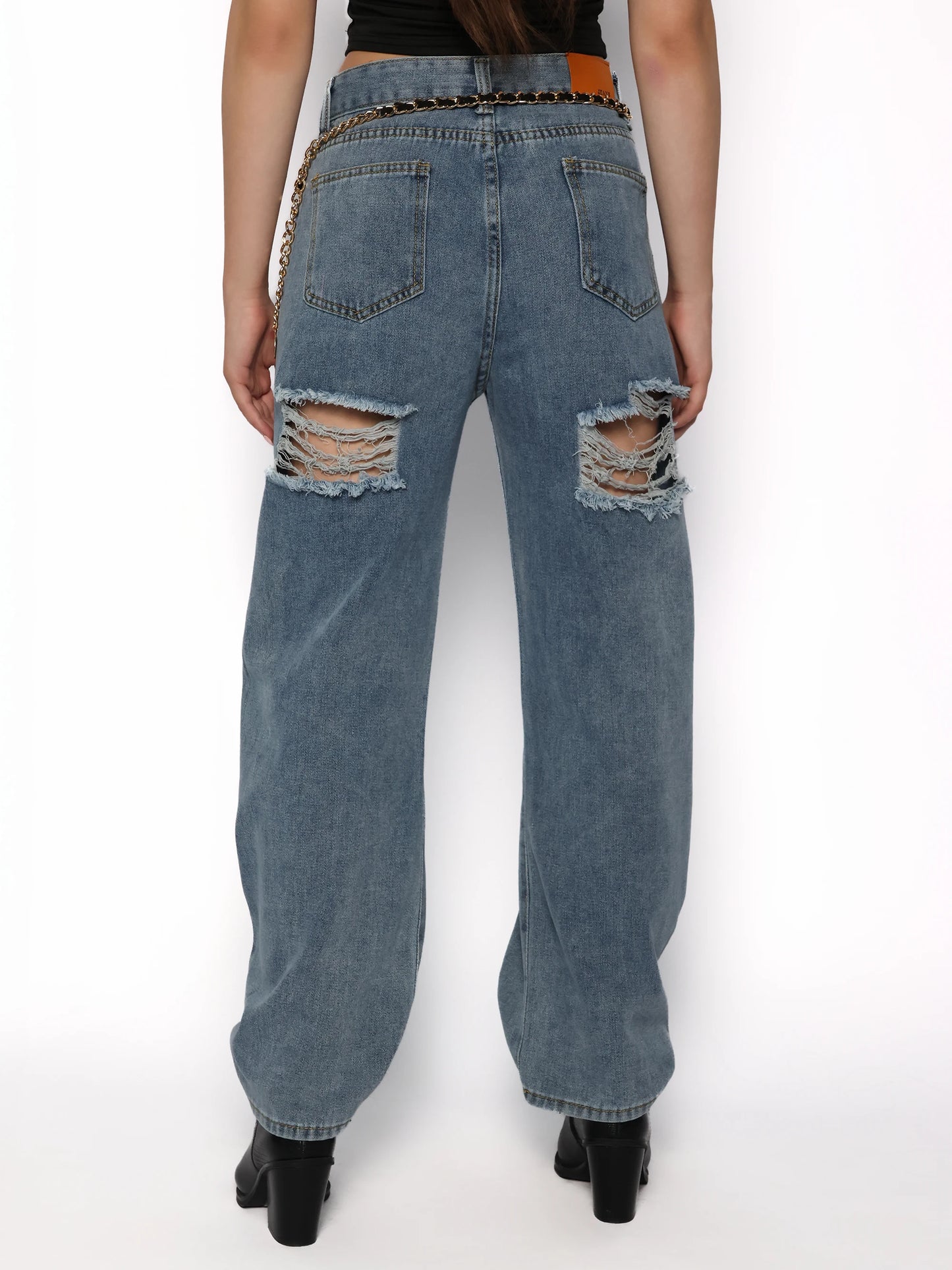 Blugi cu rupturi la spate, Sabina