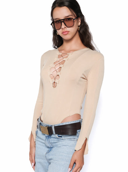 Body cu cusaturi la vedere, Lola