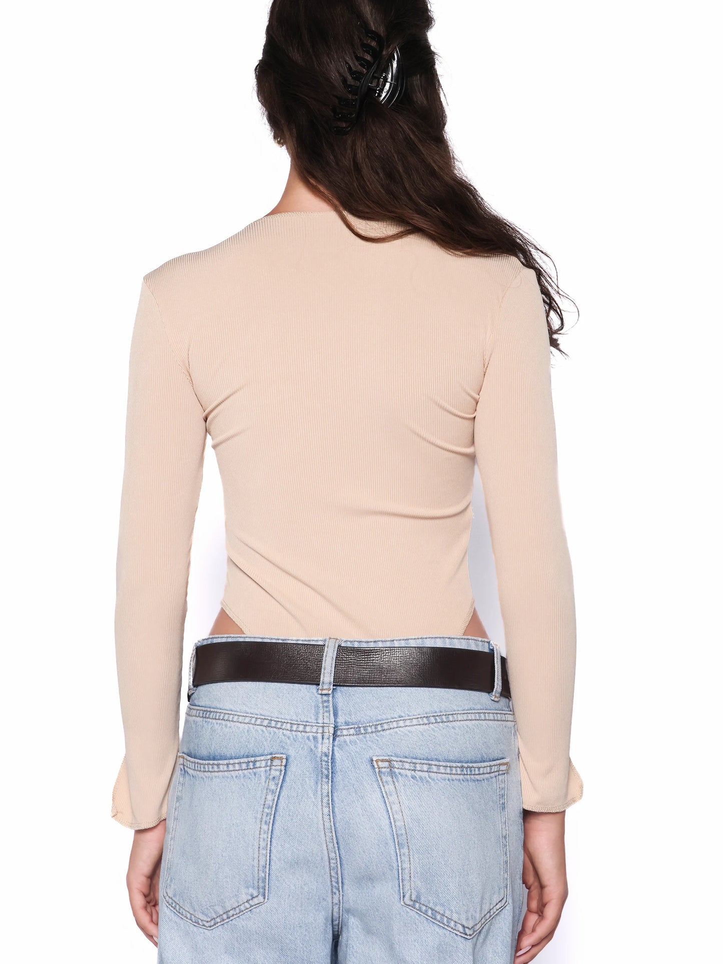 Body cu cusaturi la vedere, Lola