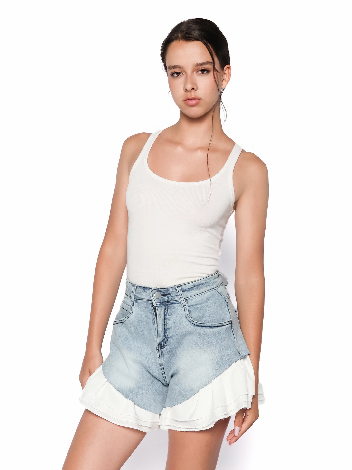 Pantaloni scurti din denim cu volane albe, Dora