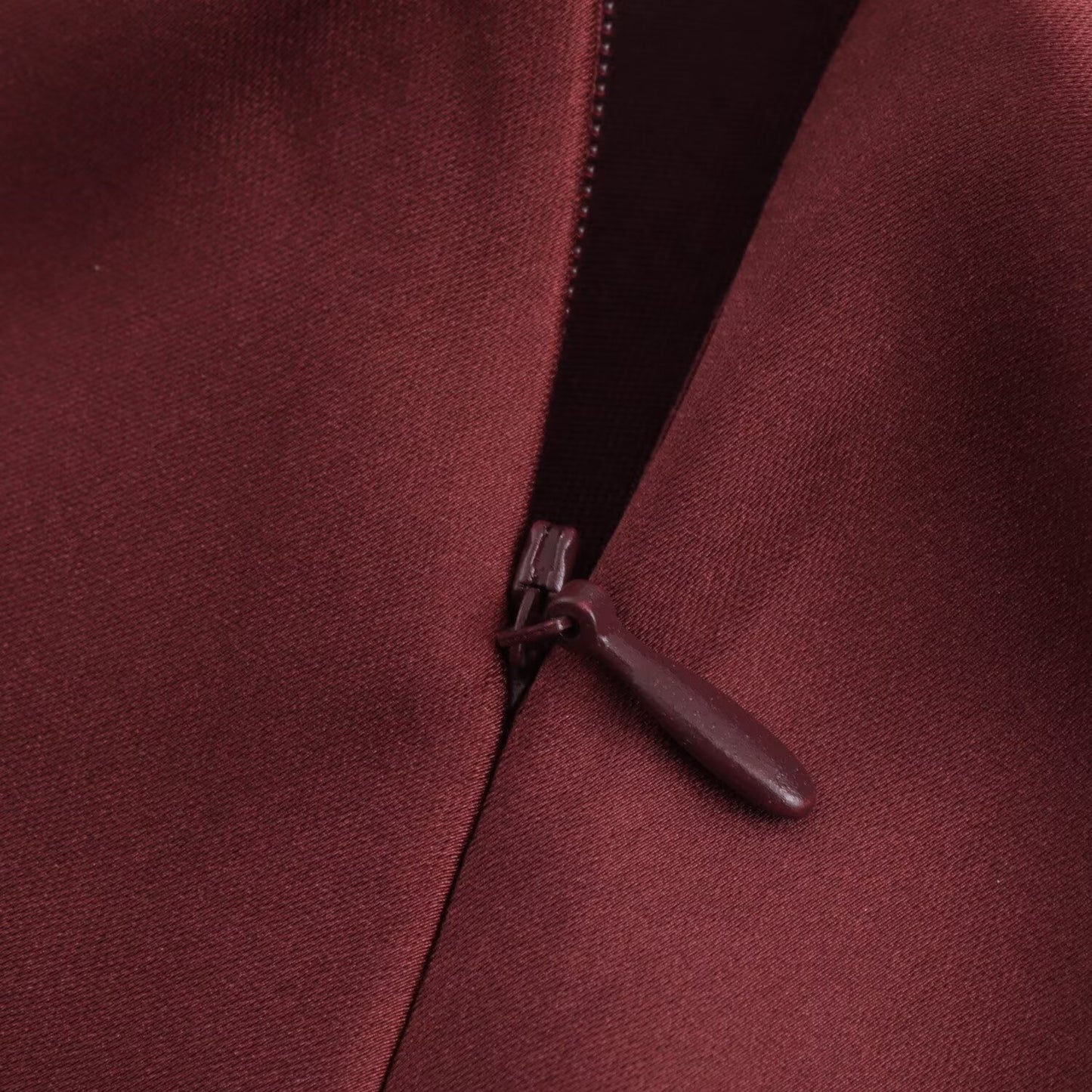 Rochie satinata in clos si cu spatele gol, Carla