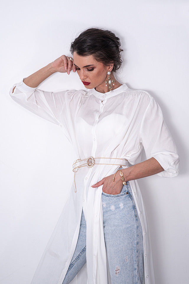 O camasa deosebita, foarte diferita de orice camasa pe care ai purtat-o pana acum. Este dintr-un material fin la atingere si vaporos.   Depinde doar de tine cum alegi sa o porti si sa o accesorizezi. Noi te premiem cu puncte de loialitate daca alegi sa ne trimiti poze in care alegi sa combini acesta camasa in tinutele tale.. have to have