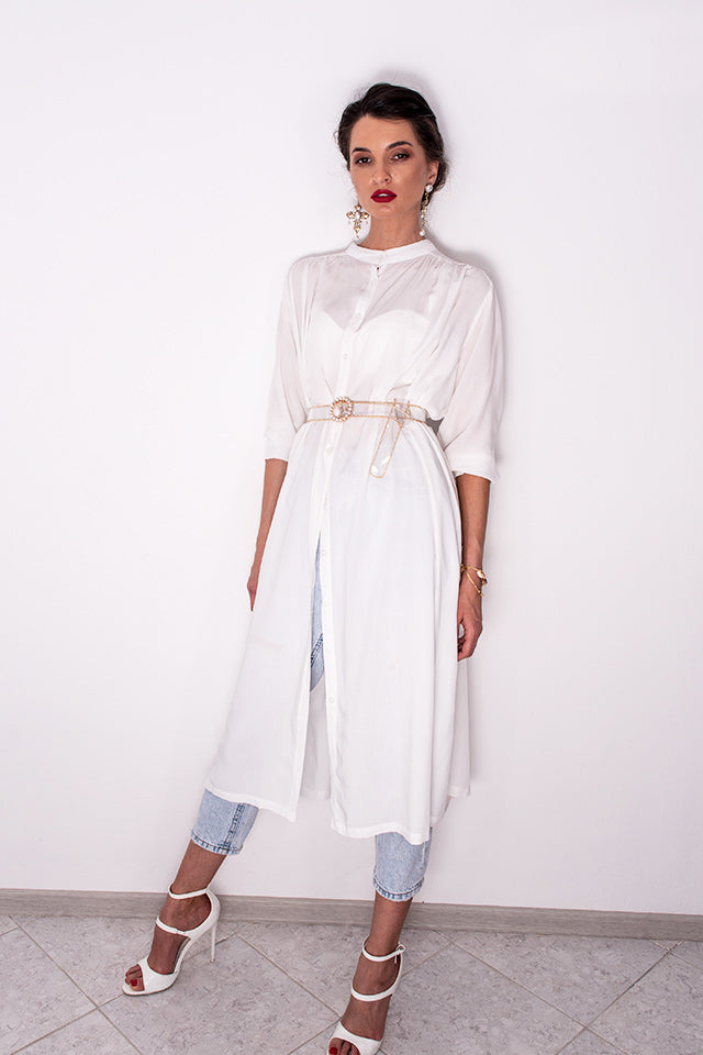 O camasa deosebita, foarte diferita de orice camasa pe care ai purtat-o pana acum. Este dintr-un material fin la atingere si vaporos.   Depinde doar de tine cum alegi sa o porti si sa o accesorizezi. Noi te premiem cu puncte de loialitate daca alegi sa ne trimiti poze in care alegi sa combini acesta camasa in tinutele tale.. have to have