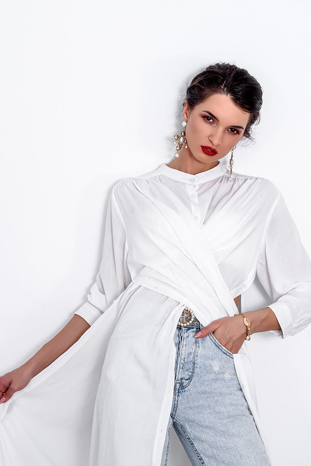 O camasa deosebita, foarte diferita de orice camasa pe care ai purtat-o pana acum. Este dintr-un material fin la atingere si vaporos.   Depinde doar de tine cum alegi sa o porti si sa o accesorizezi. Noi te premiem cu puncte de loialitate daca alegi sa ne trimiti poze in care alegi sa combini acesta camasa in tinutele tale.. have to have