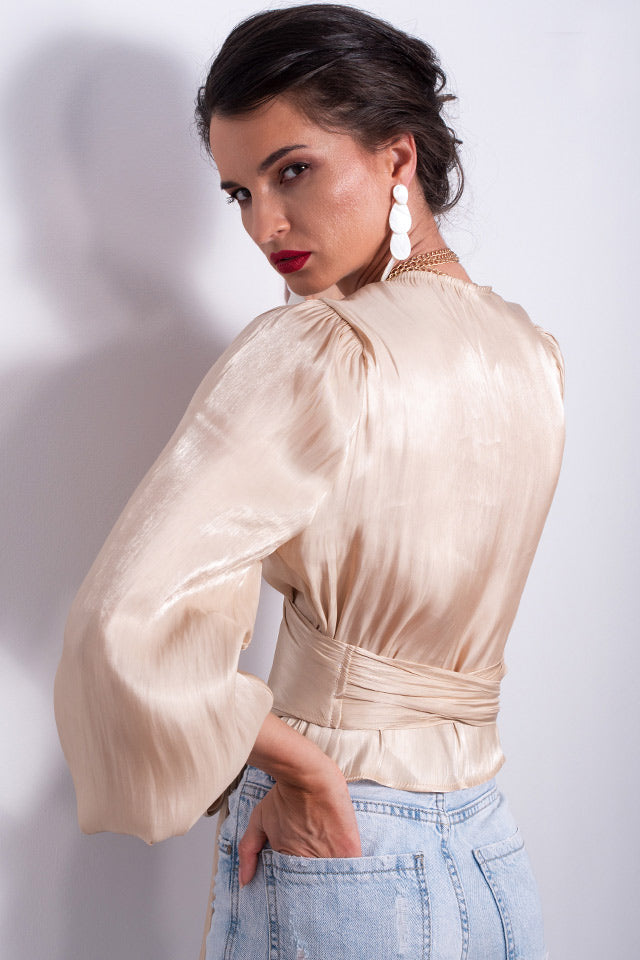 O bluza eleganta, dintr-un material satinat si cu manecile bufante.  Potrivita pentru a fi purtata la o ocazie speciala sau intr-o seara romantica. have to have, trebuie sa ai