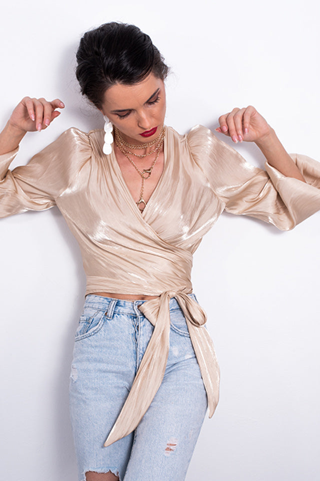 O bluza eleganta, dintr-un material satinat si cu manecile bufante.  Potrivita pentru a fi purtata la o ocazie speciala sau intr-o seara romantica. have to have, trebuie sa ai