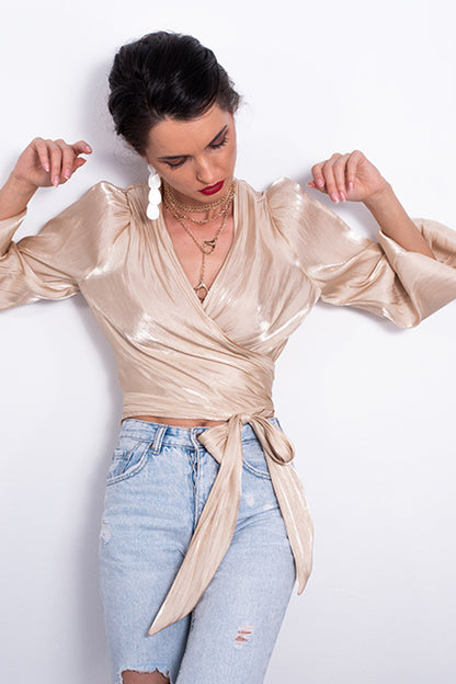 O bluza eleganta, dintr-un material satinat si cu manecile bufante.  Potrivita pentru a fi purtata la o ocazie speciala sau intr-o seara romantica. have to have, trebuie sa ai