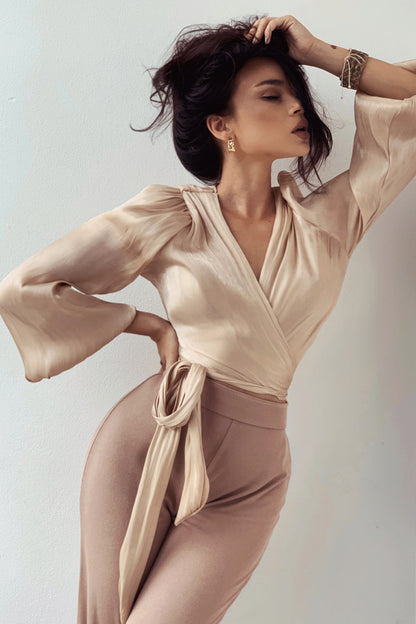 O bluza eleganta, dintr-un material satinat si cu manecile bufante.  Potrivita pentru a fi purtata la o ocazie speciala sau intr-o seara romantica. have to have, trebuie sa ai