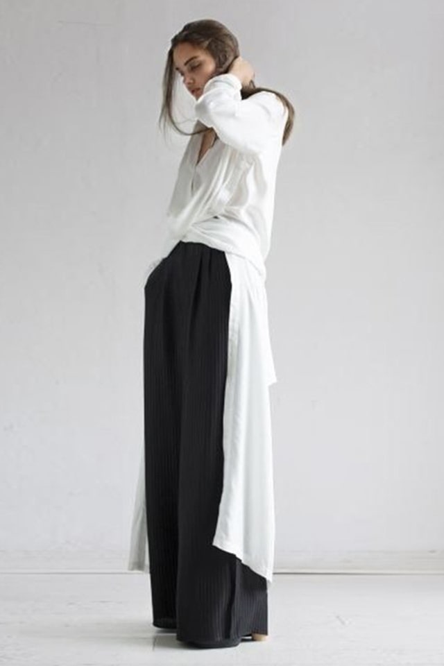 O camasa deosebita, foarte diferita de orice camasa pe care ai purtat-o pana acum. Este dintr-un material fin la atingere si vaporos.   Depinde doar de tine cum alegi sa o porti si sa o accesorizezi. Noi te premiem cu puncte de loialitate daca alegi sa ne trimiti poze in care alegi sa combini acesta camasa in tinutele tale.. have to have