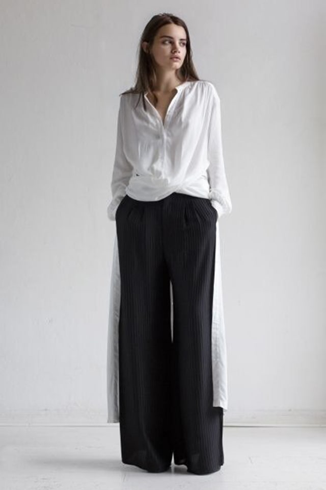 O camasa deosebita, foarte diferita de orice camasa pe care ai purtat-o pana acum. Este dintr-un material fin la atingere si vaporos.   Depinde doar de tine cum alegi sa o porti si sa o accesorizezi. Noi te premiem cu puncte de loialitate daca alegi sa ne trimiti poze in care alegi sa combini acesta camasa in tinutele tale.. have to have