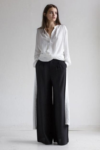 O camasa deosebita, foarte diferita de orice camasa pe care ai purtat-o pana acum. Este dintr-un material fin la atingere si vaporos.   Depinde doar de tine cum alegi sa o porti si sa o accesorizezi. Noi te premiem cu puncte de loialitate daca alegi sa ne trimiti poze in care alegi sa combini acesta camasa in tinutele tale.. have to have