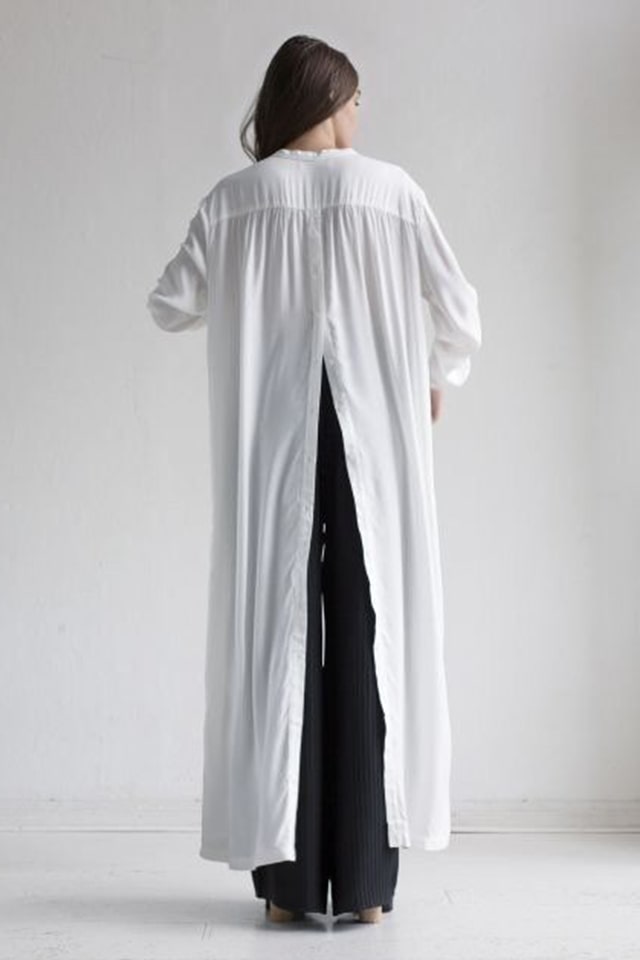 O camasa deosebita, foarte diferita de orice camasa pe care ai purtat-o pana acum. Este dintr-un material fin la atingere si vaporos.   Depinde doar de tine cum alegi sa o porti si sa o accesorizezi. Noi te premiem cu puncte de loialitate daca alegi sa ne trimiti poze in care alegi sa combini acesta camasa in tinutele tale.. have to have