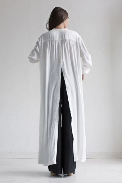 O camasa deosebita, foarte diferita de orice camasa pe care ai purtat-o pana acum. Este dintr-un material fin la atingere si vaporos.   Depinde doar de tine cum alegi sa o porti si sa o accesorizezi. Noi te premiem cu puncte de loialitate daca alegi sa ne trimiti poze in care alegi sa combini acesta camasa in tinutele tale.. have to have